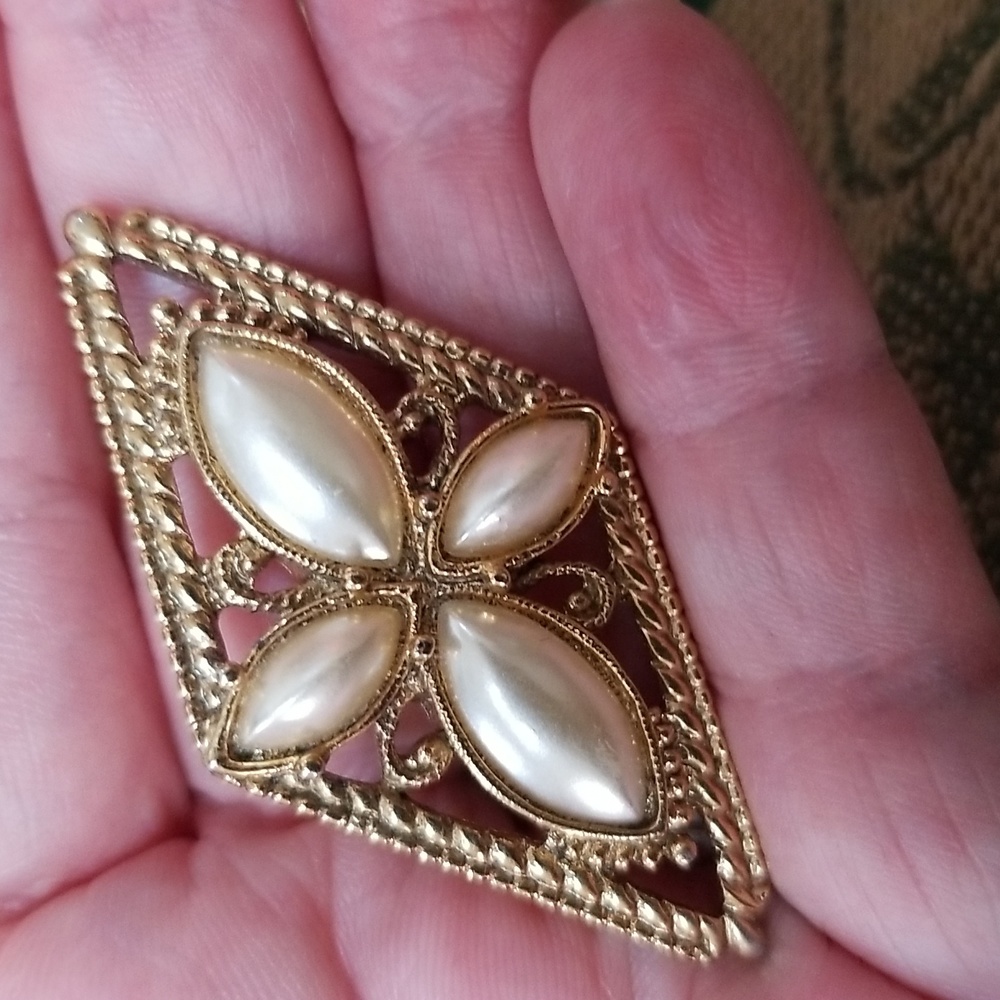 🌟RETRO GOLD TONED BROOCH